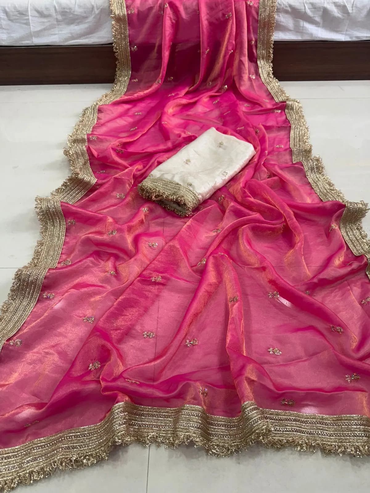 🤩💗Insta Viral Space Silk Saree Multi Sequence Full Worked With Contrast Blouse💗🤩 2