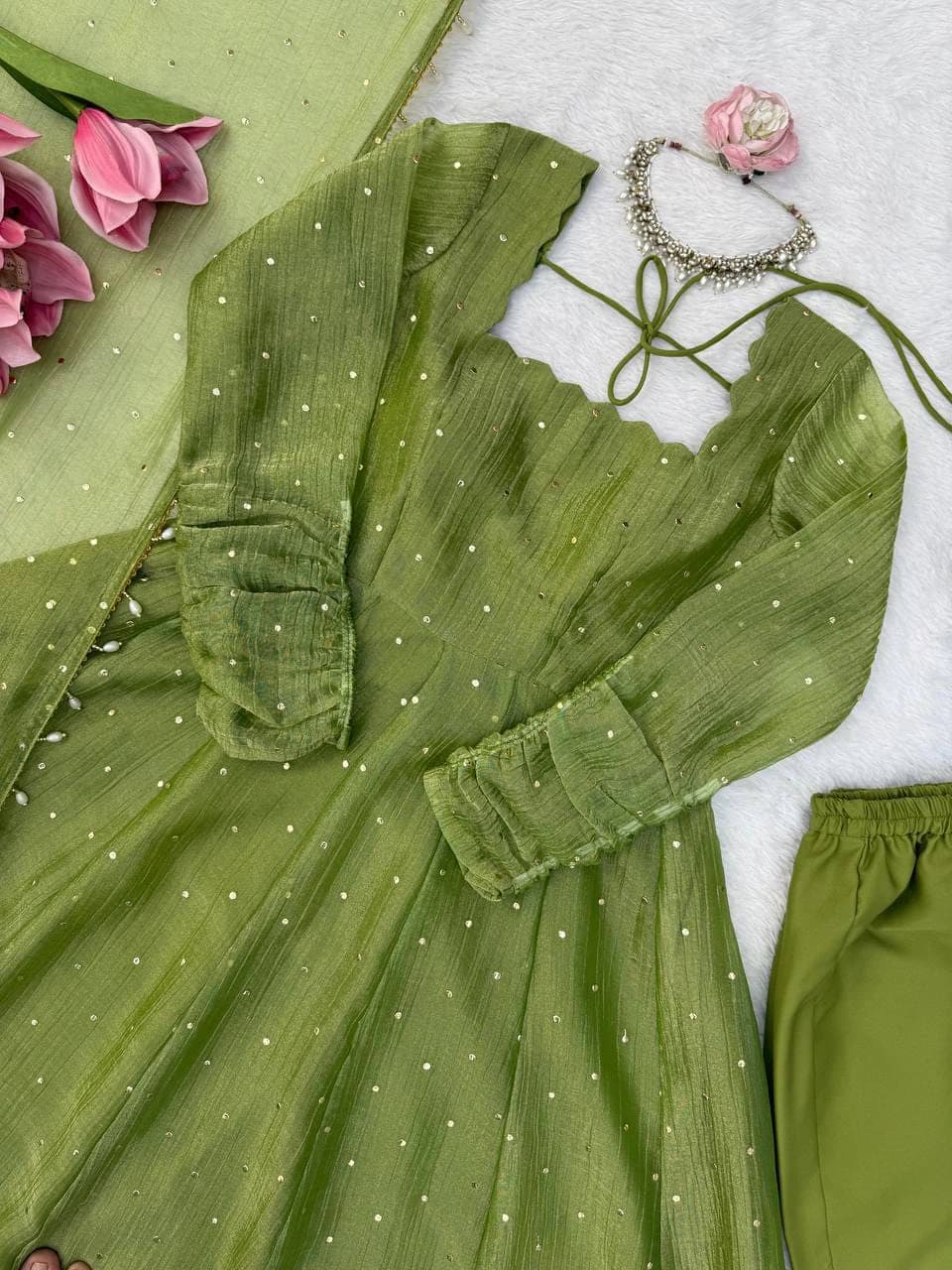 ✨ Designer Gown with Pent Set – Elegant Ethnic Wear ✨
🎀 Crafted in Classy Tones with Premium Fabric 4
