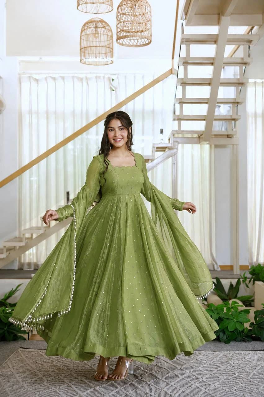 ✨ Designer Gown with Pent Set – Elegant Ethnic Wear ✨
🎀 Crafted in Classy Tones with Premium Fabric 5
