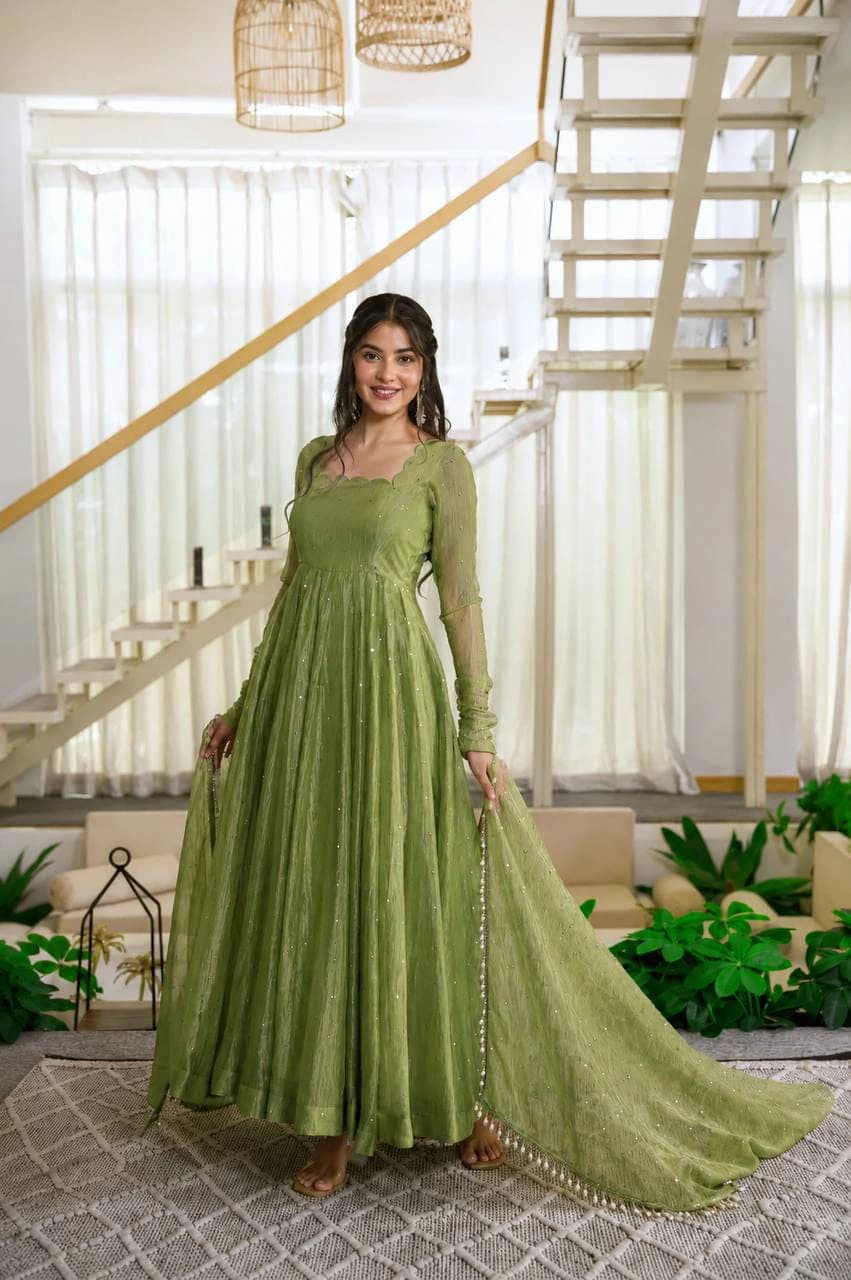 ✨ Designer Gown with Pent Set – Elegant Ethnic Wear ✨
🎀 Crafted in Classy Tones with Premium Fabric 2