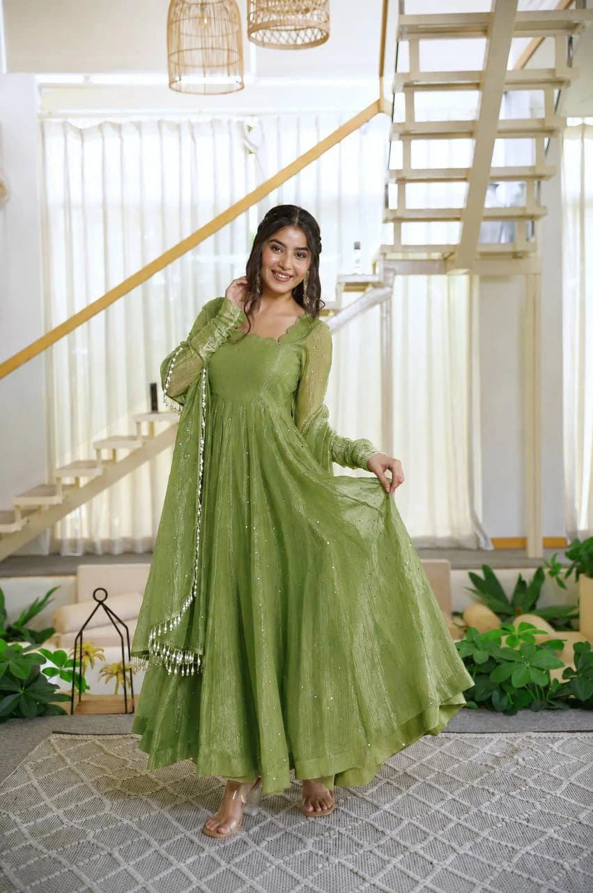 ✨ Designer Gown with Pent Set – Elegant Ethnic Wear ✨
🎀 Crafted in Classy Tones with Premium Fabric 9