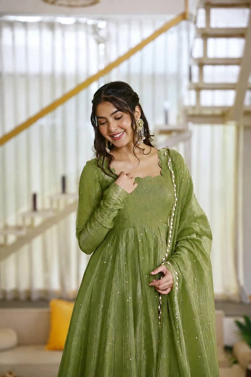 ✨ Designer Gown with Pent Set – Elegant Ethnic Wear ✨
🎀 Crafted in Classy Tones with Premium Fabric 10