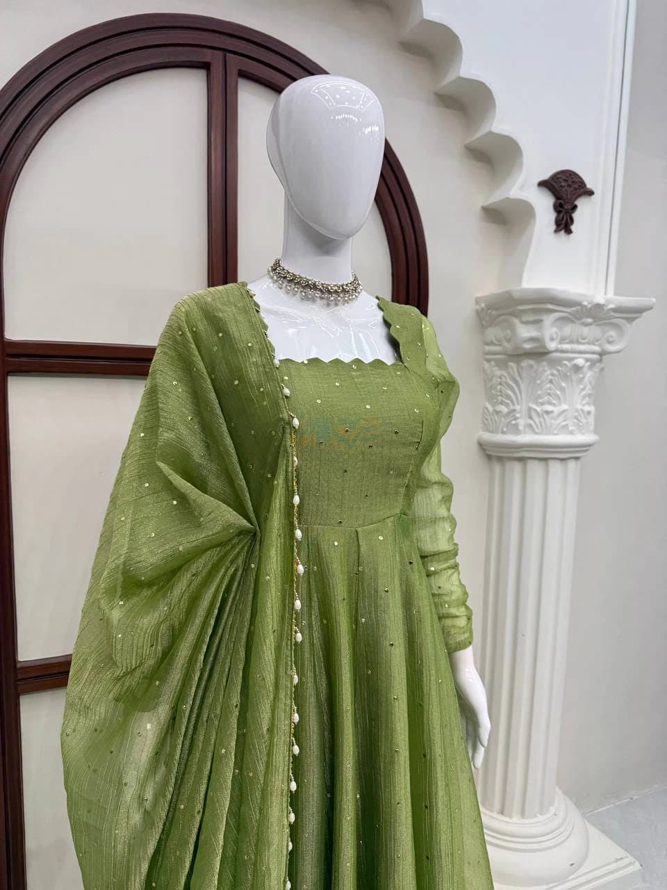 ✨ Designer Gown with Pent Set – Elegant Ethnic Wear ✨
🎀 Crafted in Classy Tones with Premium Fabric