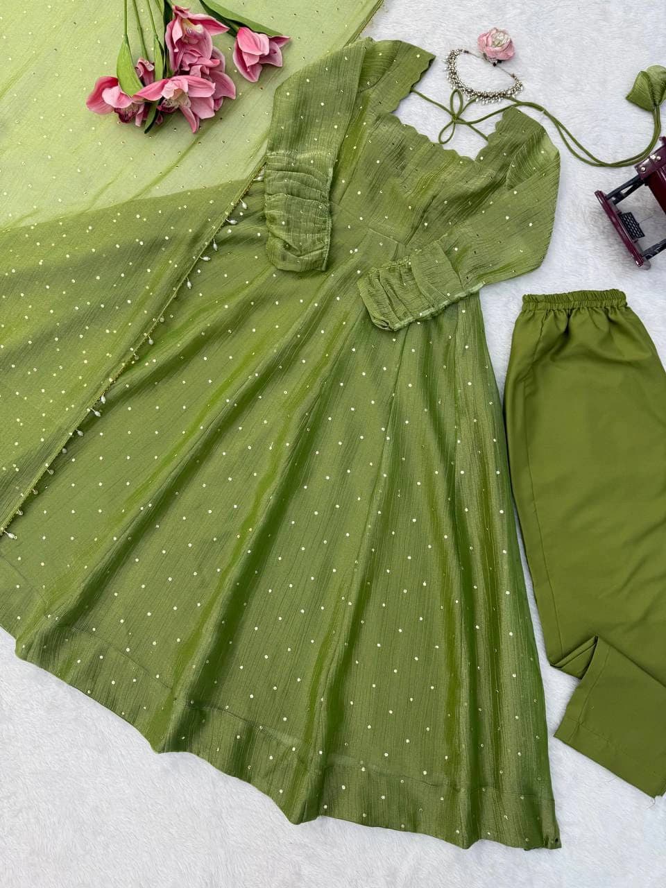 ✨ Designer Gown with Pent Set – Elegant Ethnic Wear ✨
🎀 Crafted in Classy Tones with Premium Fabric 8