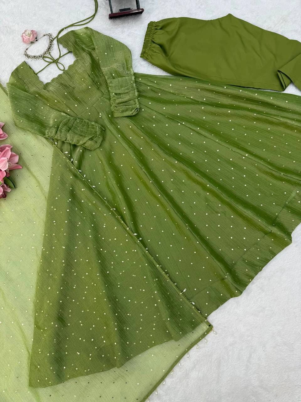 ✨ Designer Gown with Pent Set – Elegant Ethnic Wear ✨
🎀 Crafted in Classy Tones with Premium Fabric 7