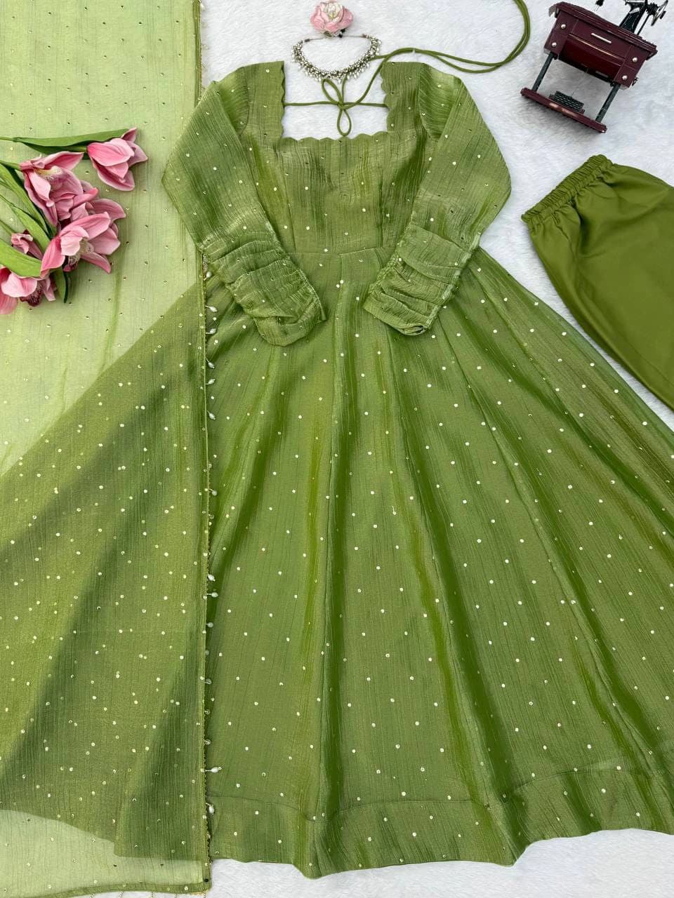 ✨ Designer Gown with Pent Set – Elegant Ethnic Wear ✨
🎀 Crafted in Classy Tones with Premium Fabric 3