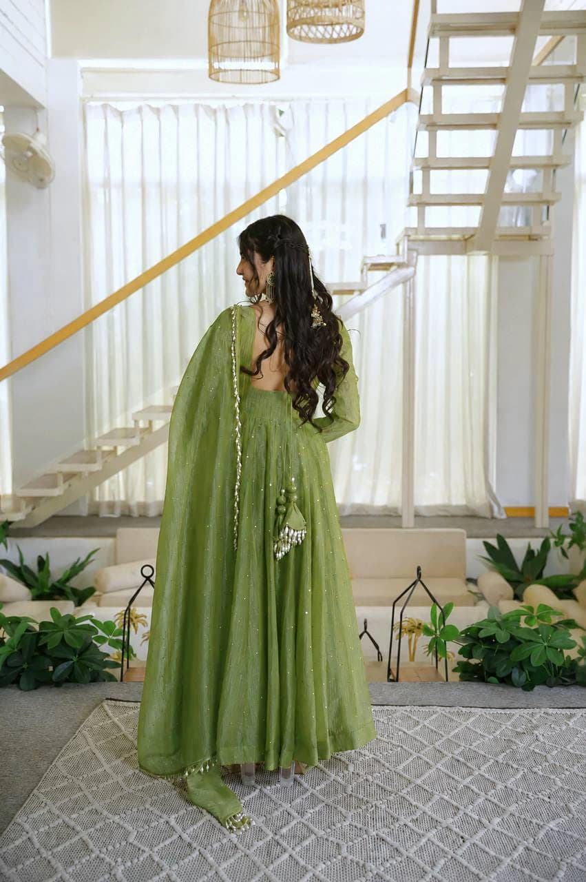 ✨ Designer Gown with Pent Set – Elegant Ethnic Wear ✨
🎀 Crafted in Classy Tones with Premium Fabric 6